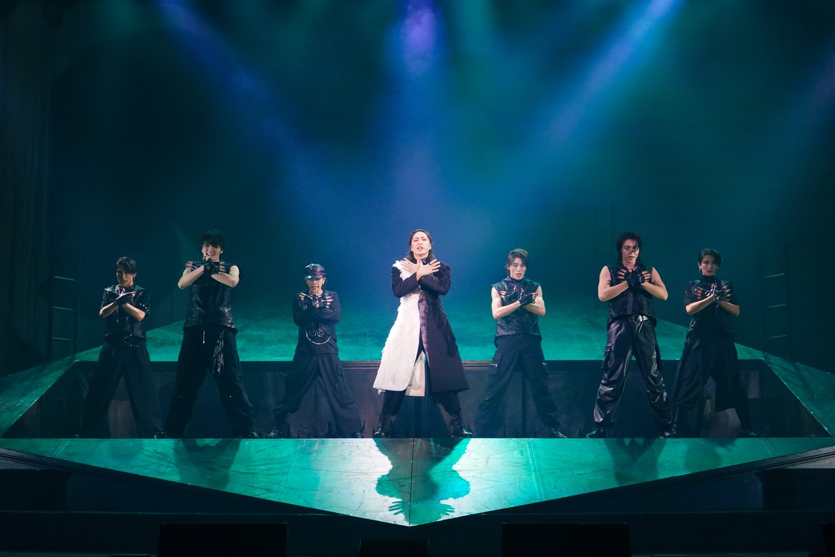 tbs_ticket's tweet photo. 『THE ALUCARD SHOW』
来週22日(木)まで日本青年館ホールで上演中！

観る者の心を惹きつけてやまないアルカード――。

舞台の印象的な瞬間を切り取ったステージフォトが
本日15日(木)より劇場にて販売開始となりました。

物語の余韻をぜひお手元でもご堪能ください。

🗓️上演中～10/22(thu) 📍日本青年館ホール  
https://t.co/dRyMdM4XRI

#松下優也
#平間壮一
#SANTA
#滝澤諒
#赤名竜乃介
#山野光
#瀧澤翼
#坂田聡
#野口かおる
#彩風咲奈
@alucard_show