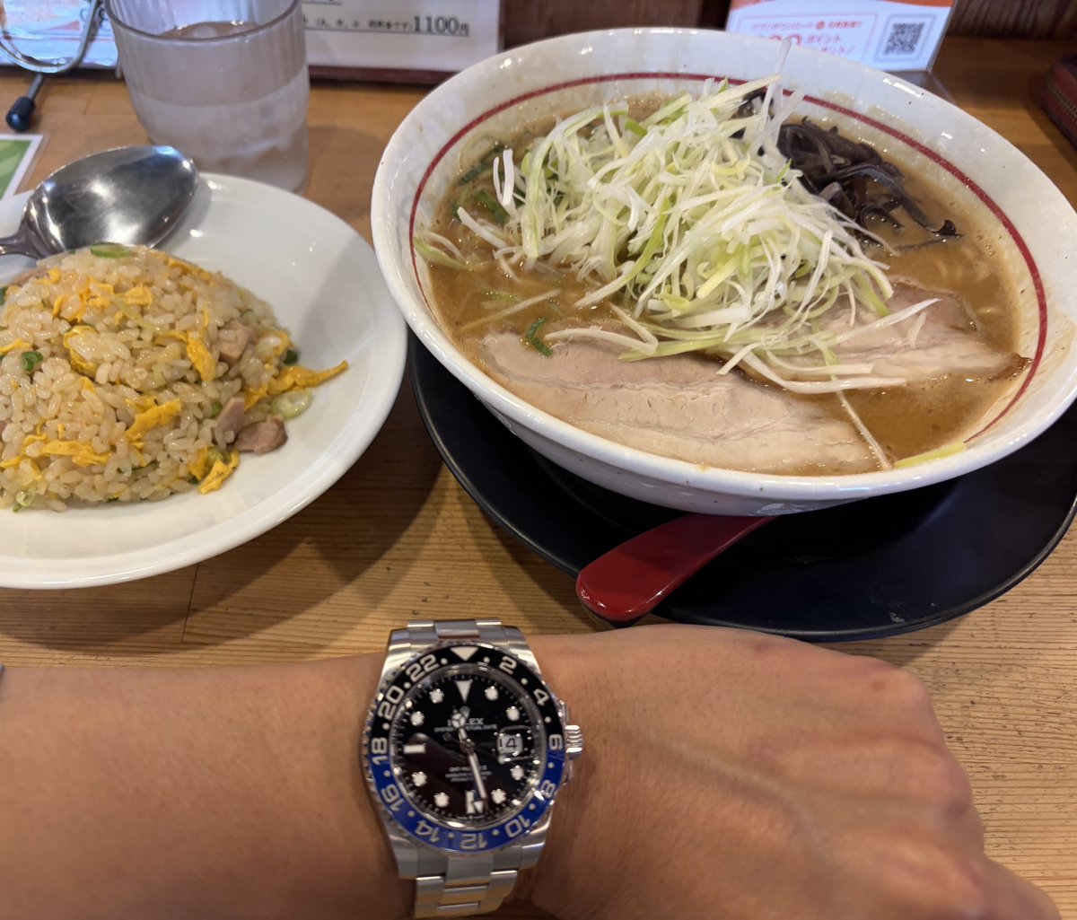 Percy9998's tweet photo. 気づけば今週ももう水曜日💦
あと10回週末を迎えたらクリスマス🎄
ほんま時間経つの早いな…

これから年末にかけて、ハロウィン🎃、クリスマス🎄、忘年会🍻とお金のかかるイベントが目白押し💸

財布もそうやけど、俺の肝臓が年末まで持つんやろか💦

とりあえずラーメン食べて腹ごしらえしよか🍜 https://t.co/Q4A5wrJxf1