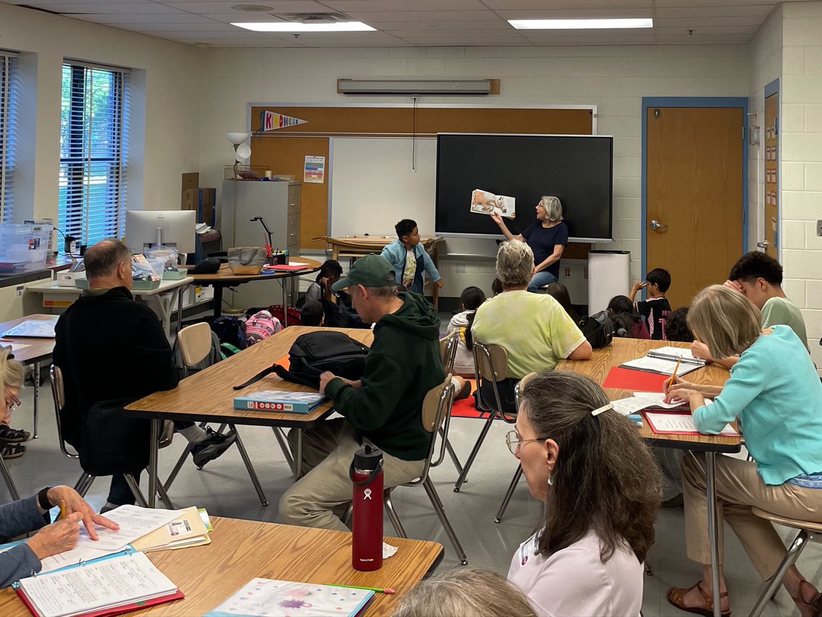 GloriaJCSL's tweet photo. Our Let’s Read tutoring club could not run without our dedicated volunteer tutors. Tutors write notes during the read aloud that our head tutor then uses to develop individual lessons for each student twice a week. #letsread @HHESHUSKIES #germantownglobal @csconnectmcps https://t.co/YtuJvSKp7E