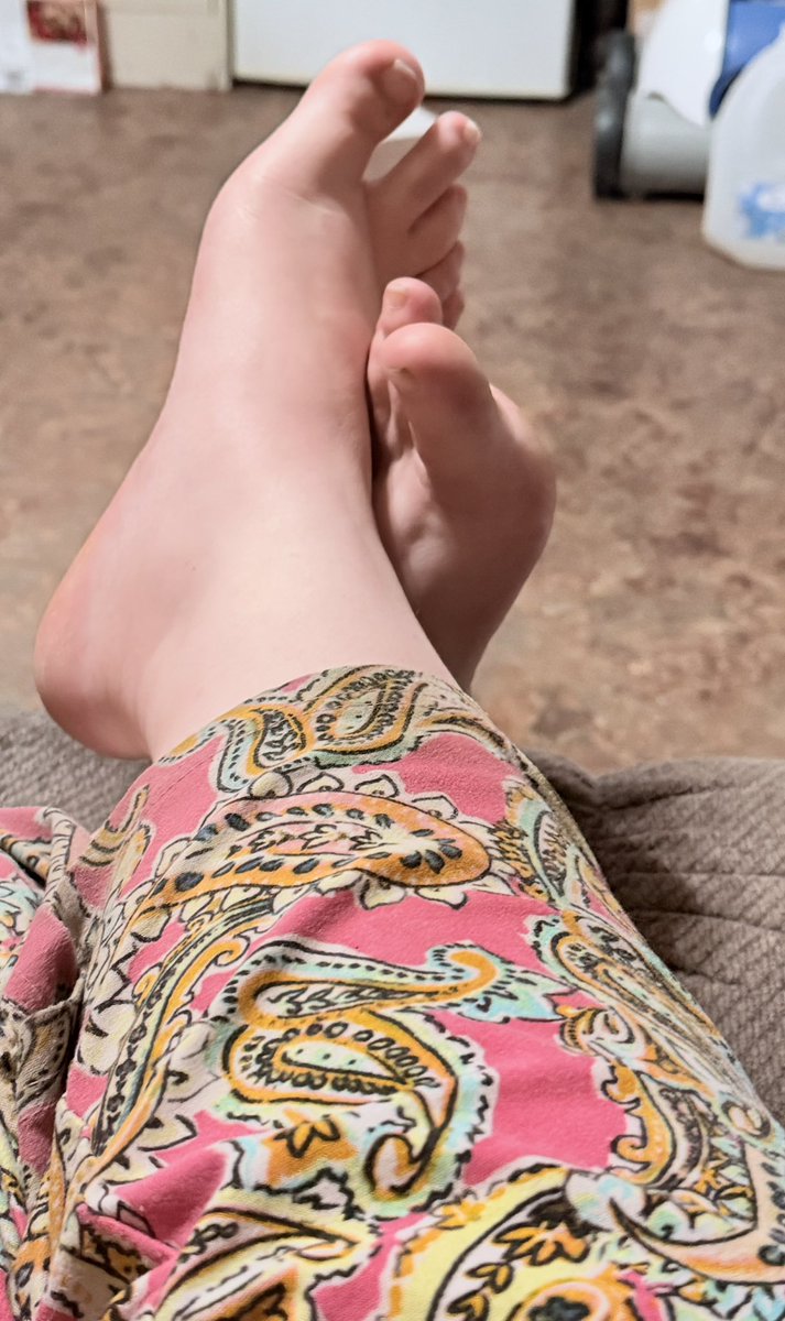 Heatwave959's tweet photo. Who’s the naughty boy that’s gonna come suck these toes and lick my soles??? 👅

✨Dm for customs and requests ✨cashapp: $heatwave744 https://t.co/4BPJHRNlry