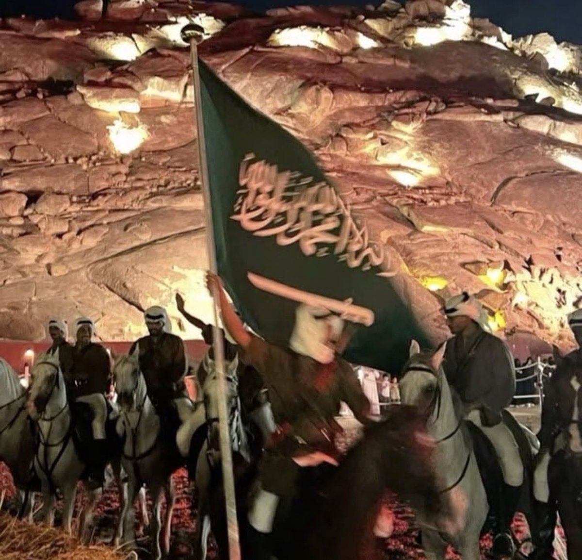 SaudiArchiveX's tweet photo. روحي وما ملكت يداي فداهُ🇸🇦 https://t.co/niH72H3GNN