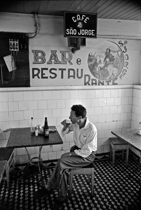 CaioDia36798182's tweet photo. Anônimo bebendo em um bar de Manaus, 1966. https://t.co/puDjCtjhhL