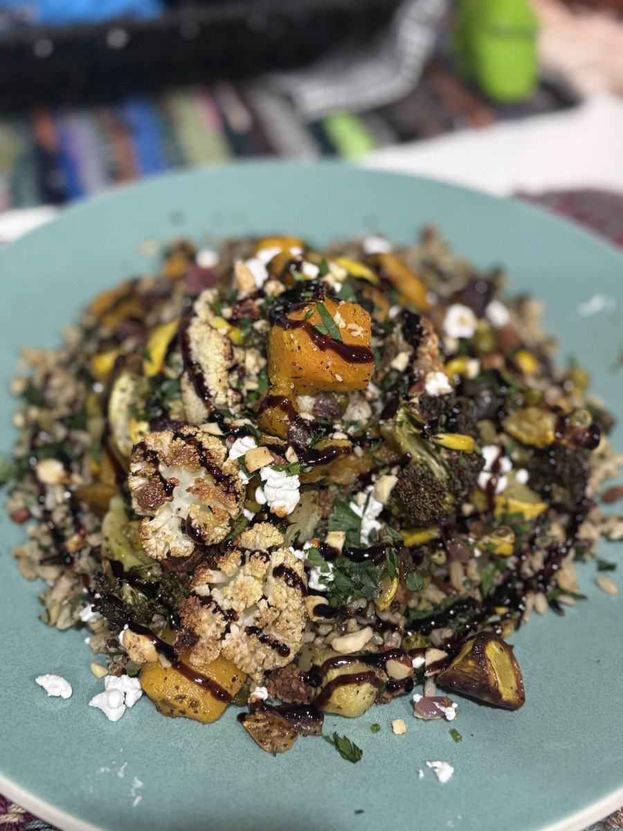 HoTTeaAuttie's tweet photo. Tonight’s Yes Another Rice Bowl 🍚:
Wild Rice with Lime Juice, Chopped herb nuts &amp; Parsley
Roasted Veggies with a Garlic Basil Vinaigrette 
Pesto Veggie Crumbles 
&amp; Goat Cheese 
🙏🫶💞🥕🌾🥦🍋‍🟩🧀🧅🧄 https://t.co/0AAEcEIyhA