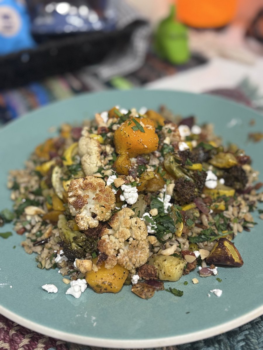 HoTTeaAuttie's tweet photo. Tonight’s Yes Another Rice Bowl 🍚:
Wild Rice with Lime Juice, Chopped herb nuts &amp; Parsley
Roasted Veggies with a Garlic Basil Vinaigrette 
Pesto Veggie Crumbles 
&amp; Goat Cheese 
🙏🫶💞🥕🌾🥦🍋‍🟩🧀🧅🧄 https://t.co/0AAEcEIyhA