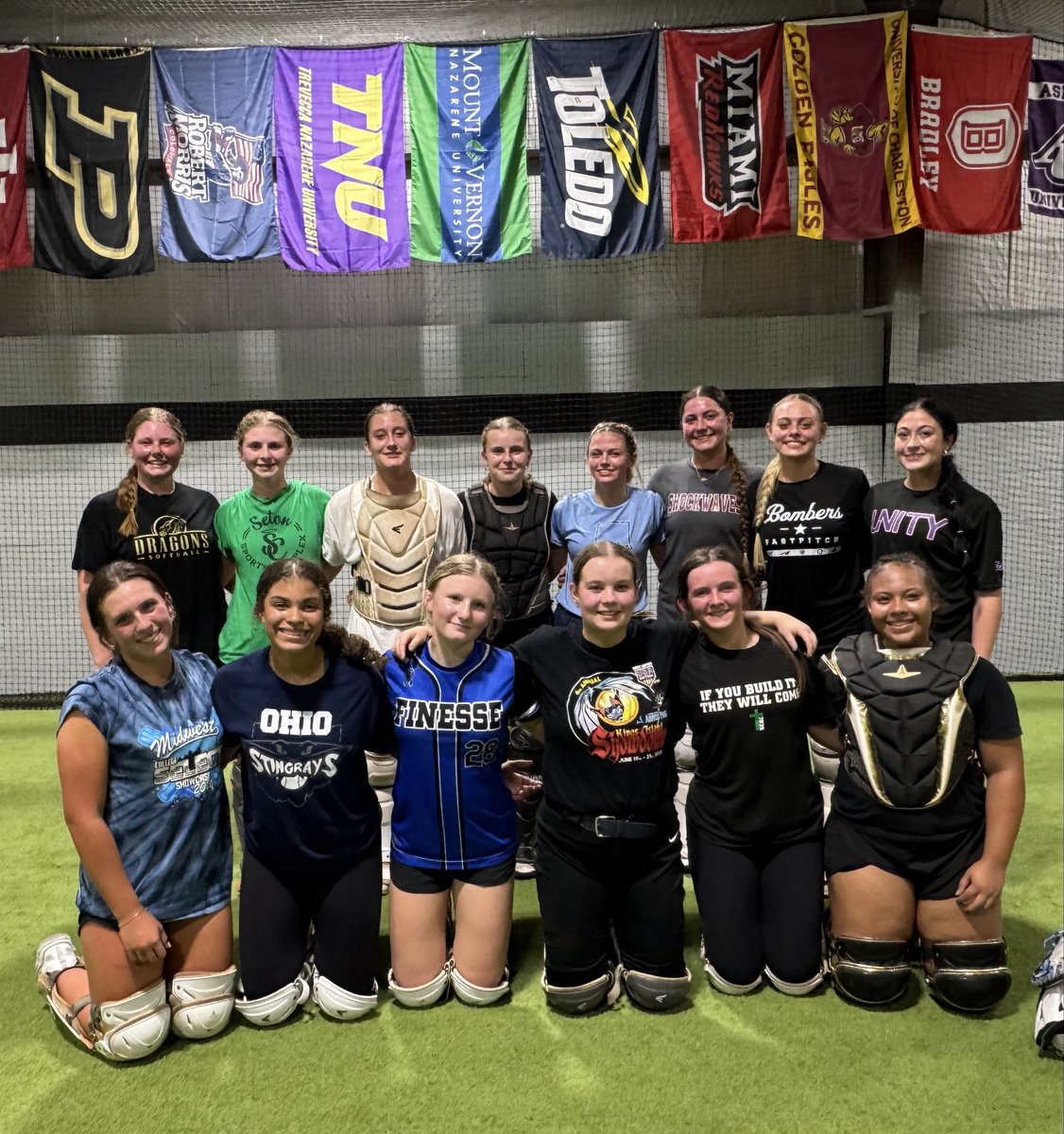 chloefeldmann7's tweet photo. Working hard at catching lessons tonight with my EC girls ❤️🖤

@CoachJackieSB 
@SW_Kiefer https://t.co/HRyfOI1ZX6