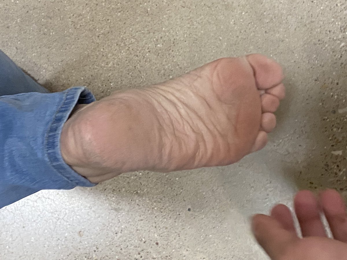 iLikeMilfFeet's tweet photo. White #GILF #feet Size 8. https://t.co/Whnj3jbNZ4