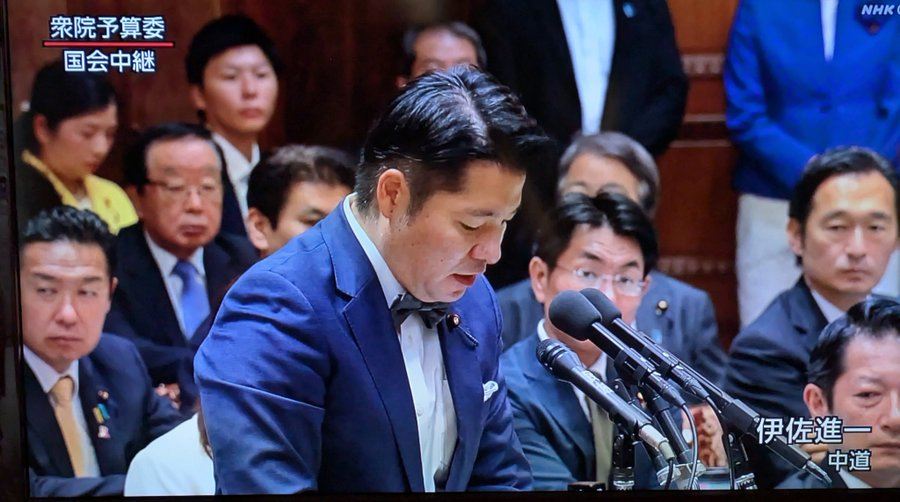 edmsedms3's tweet photo. 【伊佐進一】
冒頭で「やな」を「しな」と間違え，
簗大臣のバス疑惑で10分間（持時間の20分）も使い，その上で「この件で政策について審議する時間がない。”政策に関する”の集中審議を！」と改善を求める

⇨「それが予算委員会だろう。自分たちで疑惑追及に時間を浪費してるのに何を言っているの😣」