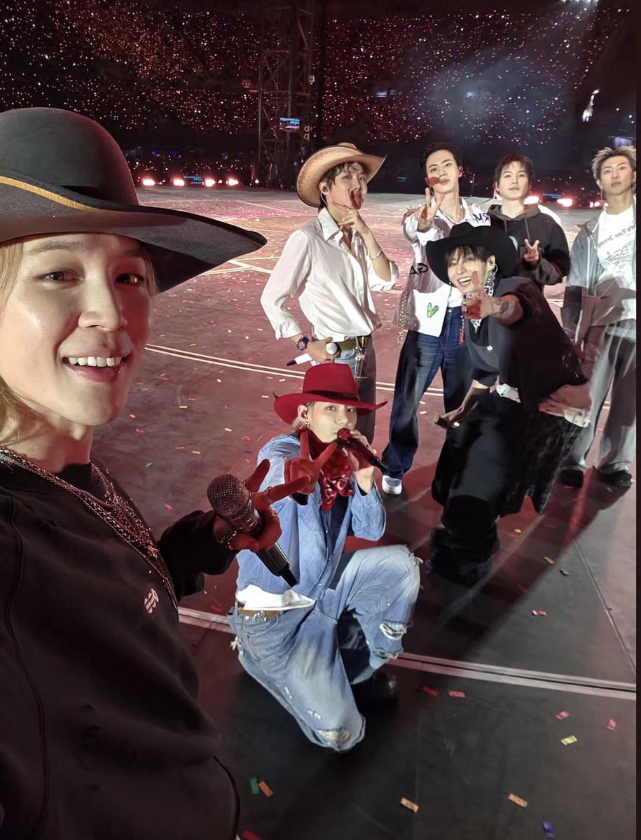 jk_hopemin's tweet photo. La vez que Jimin tomó una selfie con los chicos en el escenario del concierto del 9 de mayo y la subió a su storie🥹🇲🇽 https://t.co/fknRzFUubn