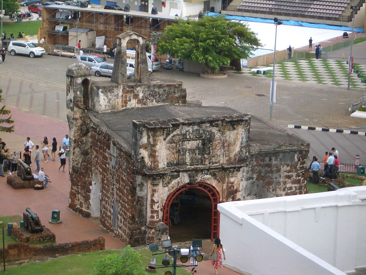 AvelinoGuido28's tweet photo. Kalau kamu pernah ke Malaka (di Malaysia sekarang ditulis Melaka), kemungkinan besar kamu pernah foto di depan sebuah gerbang batu tua bernama Porta de Santiago. Memang banyak sih turis yang suka berpose di sana. Yang mungkin belum kamu tau adalah: gerbang itu sisa benteng yang dibangun di atas reruntuhan sebuah kota yang ditaklukkan.

Namanya Afonso de Albuquerque, gubernur Portugis di India. Strategi kepemimpinannya jelas: kuasai titik-titik sempit jalur laut Asia, seperti Hormuz, Goa, dan Malaka. Siapa yang memegang pintu-pintu itu, ia bisa mengatur siapa boleh lewat.
Juli 1511, armadanya muncul di depan Malaka. Jumlah kapal dan pasukannya berbeda di tiap sumber, tapi umumnya disebut belasan kapal dan sekitar seribuan orang. Dalihnya: membebaskan awak Portugis yang ditahan sejak kunjungan Sequeira tahun 1509, ditambah tuntutan ganti rugi. Negosiasi berlarut, dan tuntutan Albuquerque terus bertambah.

Di atas kertas, Malaka jauh lebih kuat. Kota ini punya meriam, pasukan, bahkan gajah perang. Tapi istananya sedang retak. Sekitar setahun sebelumnya, Sultan Mahmud Syah menghukum mati bendaharanya sendiri, Tun Mutahir, pejabat paling berpengaruh di kerajaan. Kepercayaan di dalam istana goyah tepat saat musuh datang.

Serangan pertama pada akhir Juli gagal. Portugis mundur, lalu mengubah taktik: fokus merebut jembatan yang menghubungkan dua bagian kota. Begitu jembatan jatuh, pertahanan Malaka terbelah. Pada Agustus 1511, kota pelabuhan terbesar di Asia Tenggara itu jatuh.
Kota dijarah. Albuquerque lalu membangun benteng batu bernama A Famosa. (Beberapa catatan menyebut batunya diambil dari masjid dan makam di kota itu, tapi detail ini belum memiliki klaim yang tegas).

Ada ironi di akhir cerita ini. Hasil jarahan Malaka dimuat ke kapal Flor de la Mar untuk dibawa ke India. Kapal itu karam di perairan Sumatra beberapa bulan kemudian. Sampai sekarang belum ada penemuan bangkainya yang terkonfirmasi, meski banyak pemburu harta karun mengklaim sebaliknya.

Sultan Mahmud melarikan diri ke pedalaman. Para pedagang mulai mengemas barang. Sementara itu, Albuquerque mengirim tiga kapal ke arah timur, ke tempat yang selama ini hanya dikenal orang Eropa lewat harga di pasar: pulau-pulau tempat cengkeh dan pala tumbuh.
