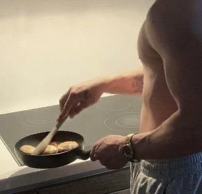 itzyaboypotter's tweet photo. He’s cooking dinner for him and Malfoy tonight, He wants her to feel appreciated. https://t.co/fFHg9K1eob