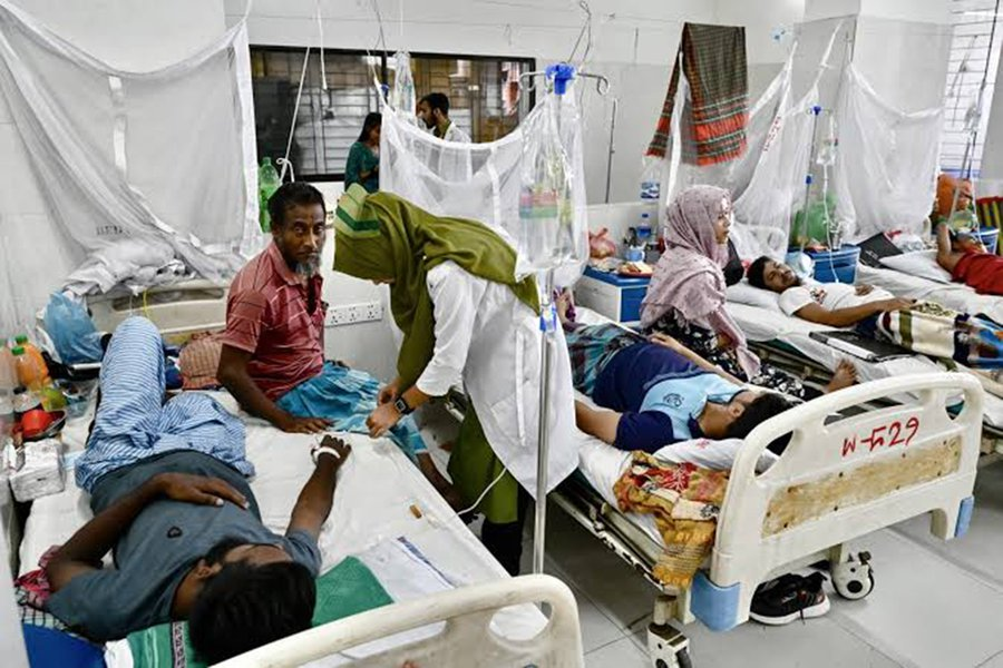 Zainab1820644's tweet photo. Bangladesh’s dengue death toll reaches 307, with over 101,000 cases reported. Rising infections highlight the urgent need for mosquito control, public awareness and stronger healthcare measures nationwide.
#Bangladeshnews #Dengue #HealthCrisis https://t.co/IfpYOZNNGa
