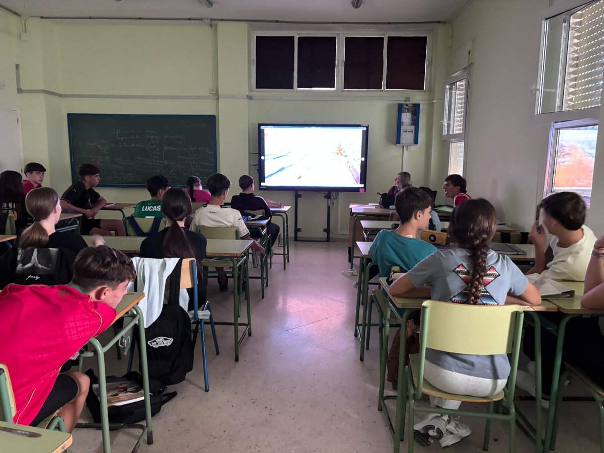 EMVE2012's tweet photo. Oración misionera, visita a los enfermos, visita al Instituto Caleta, encuentro con dos Comunidades Familiares y Eucaristía misionera en la renovación de la #MisiónParroquial de la Parroquia Nuestra Señora de la Palma, de Cádiz https://t.co/1P6ofrl4lL
