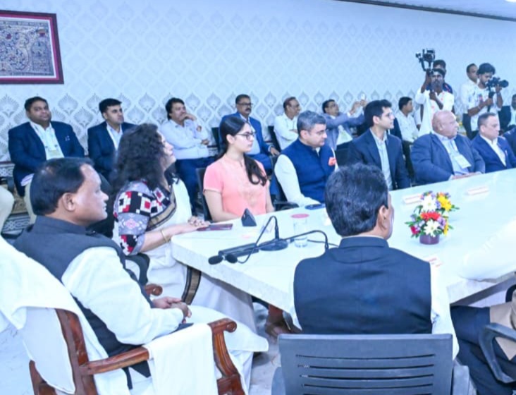 CMO_Odisha's tweet photo. On the occasion of the inauguration of various industrial projects at Kalinganagar, Hon’ble Chief Minister Shri Mohan Charan Majhi interacts with industry leaders, discussing Odisha’s immense potential for industrial growth, investment and employment generation. https://t.co/KTpGBkGS9Z