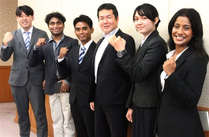 sanfuku3's tweet photo. 大分県「外国人共生コーディネーター」
採用された外国籍の4人はミャンマー、フィリピン、バングラデシュ、スリランカ出身

嶋川智尉副知事は
「皆さんが培ってきた語学力や経験を生かし、共生社会をつくる力になってほしい」と激励

立命館アジア太平洋大（APU）の就職先なんだろうけど、
日本全国完全に思考がおかしくなってる😞

［大分県］外国人共生の架け橋に　5振興局にコーディネーター https://t.co/7p1bgUIE22 #西日本新聞