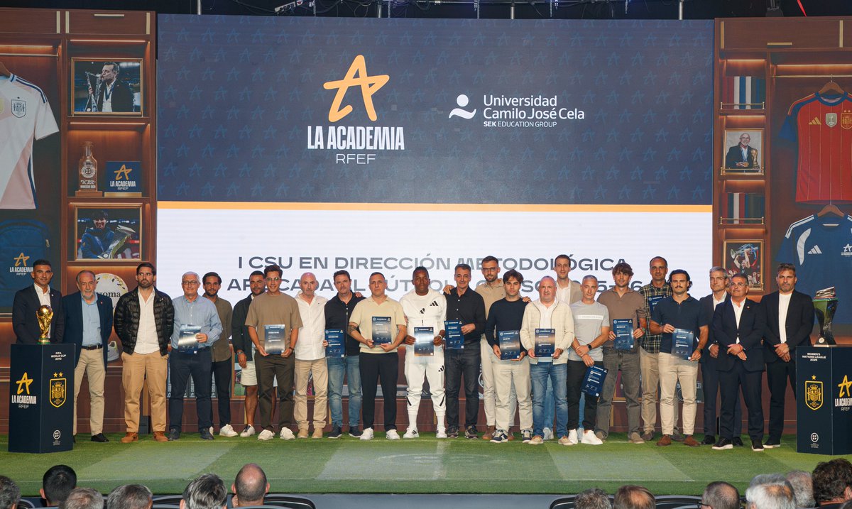 AcademiaRFEF's tweet photo. 📸 IMAGEN PARA EL RECUERDO I Entrega de diplomas del '𝗖𝘂𝗿𝘀𝗼 𝗱𝗲 𝗗𝗶𝗿𝗲𝗰𝗰𝗶𝗼́𝗻 𝗠𝗲𝘁𝗼𝗱𝗼𝗹𝗼́𝗴𝗶𝗰𝗮 𝗔𝗽𝗹𝗶𝗰𝗮𝗱𝗮 𝗮𝗹 𝗙𝘂́𝘁𝗯𝗼𝗹' de la @rfef y la @universidadcjc

Enhorabuena 👏

#AcademiaRFEF https://t.co/ndlpONvUsQ