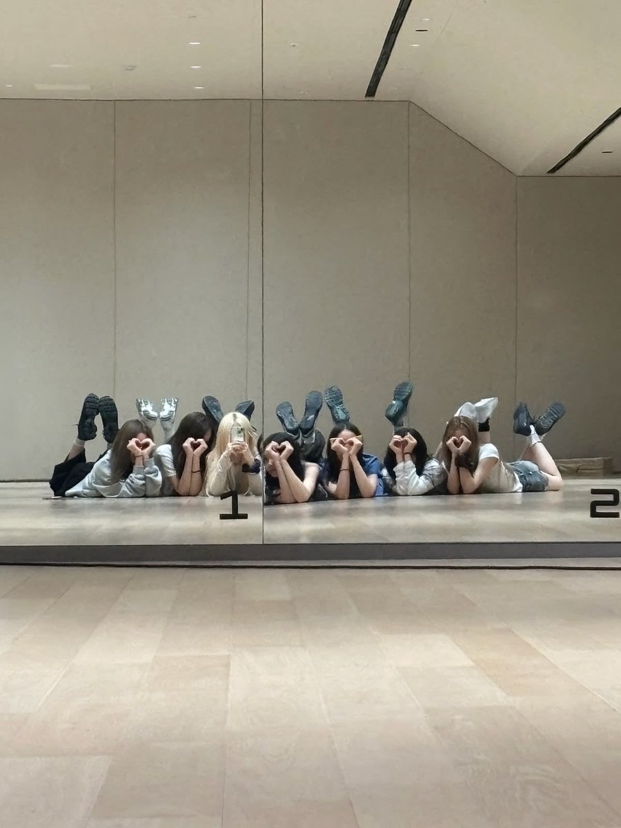 peachevly's tweet photo. @naegeux4 #내그그그그_그림친구추천 
튜이드를 추천합니다!!!! 튜이드 무대할때는 카리스마 넘치고 엄청나게 이쁘지만 그 뒤에는 완잔 반적매력의 성격이 있어서 정말 잘할거 같애요!! https://t.co/JxWZDyiAme