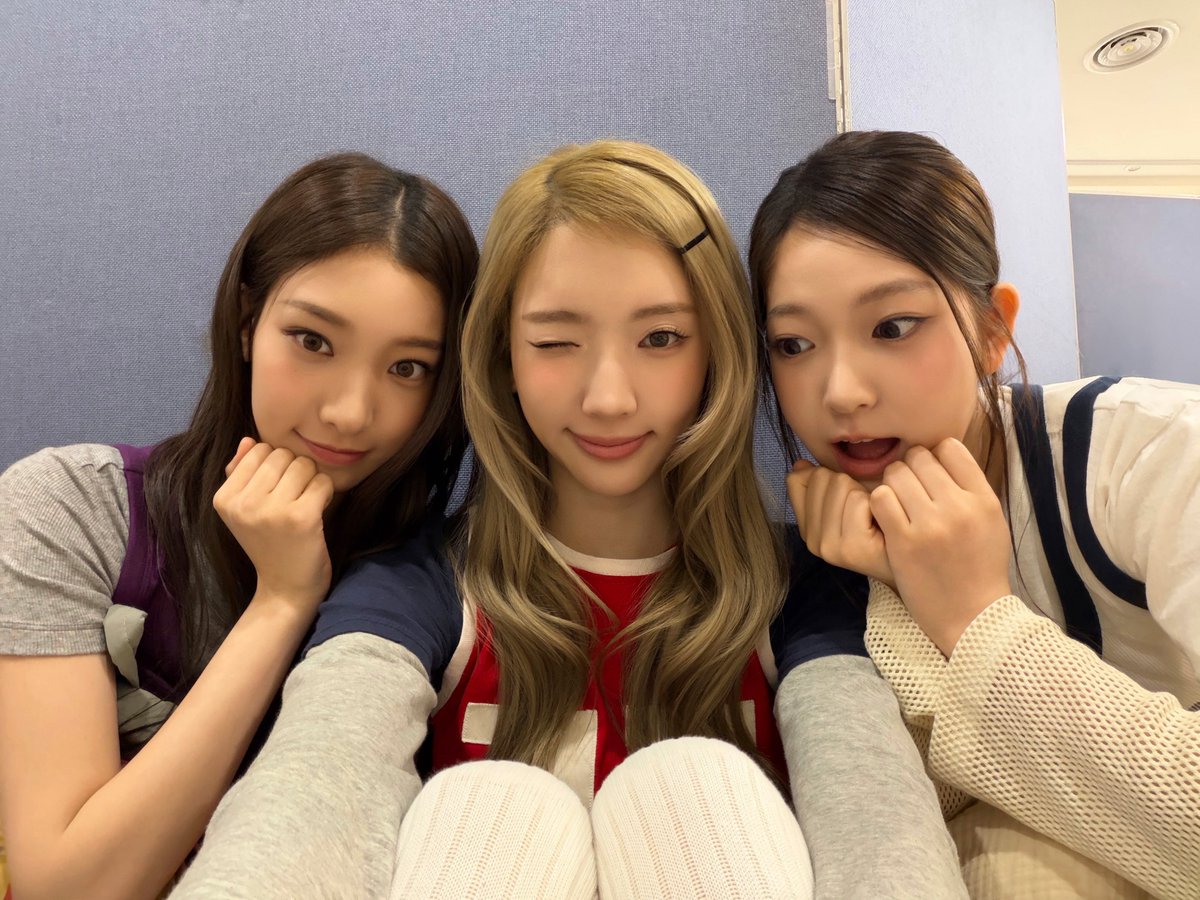 peachevly's tweet photo. @naegeux4 #내그그그그_그림친구추천 
튜이드를 추천합니다!!!! 튜이드 무대할때는 카리스마 넘치고 엄청나게 이쁘지만 그 뒤에는 완잔 반적매력의 성격이 있어서 정말 잘할거 같애요!! https://t.co/JxWZDyiAme
