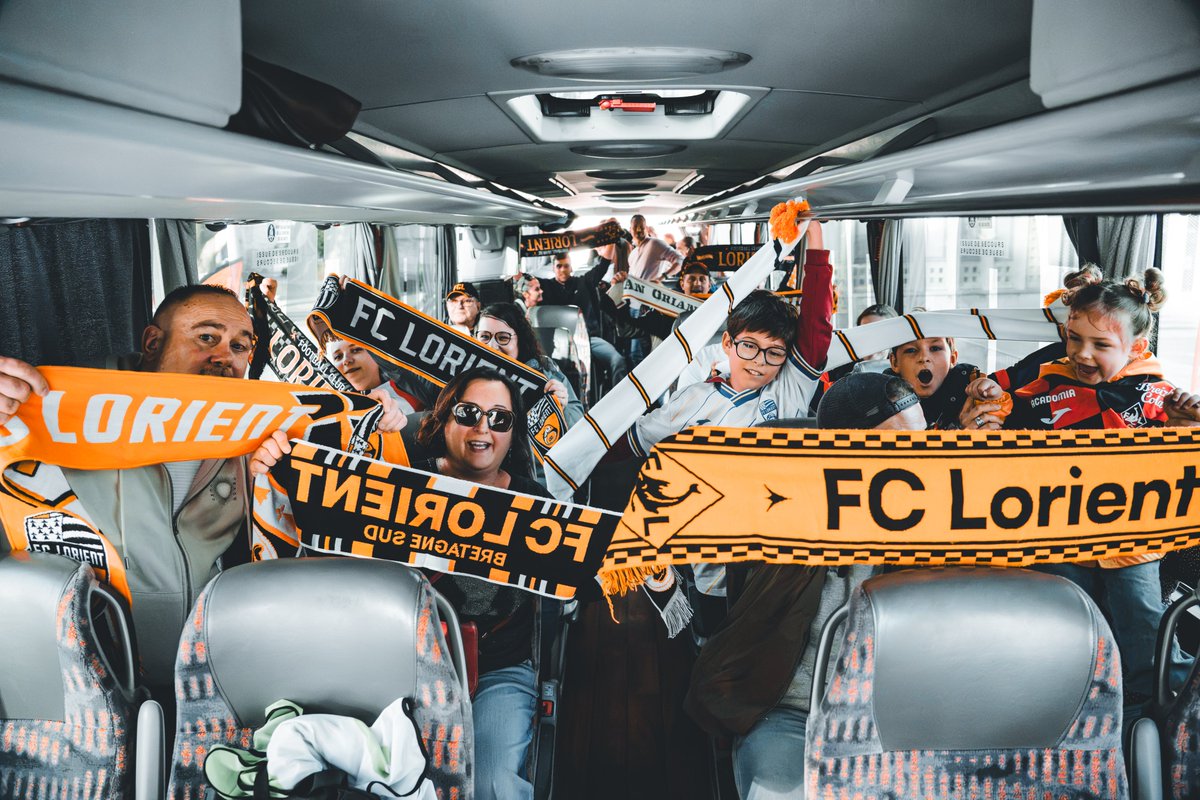 FCLorient's tweet photo. Le Co-bus tour, c'était ça ! 🚌🧡

😍 Aller à la rencontre de nos supporters au cœur des communes de @LorientAgglo.
🚌 Les embarquer à bord du bus des joueurs pour les emmener au stade.
🏟️ Leur faire découvrir les coulisses du Moustoir, puis vibrer ensemble lors de la victoire face au Paris FC.
🏠 Avant de les raccompagner chez eux !

🌱 Tous au Moustoir, ensemble et plus durablement !

🤝 Ricouard Bus et Cars