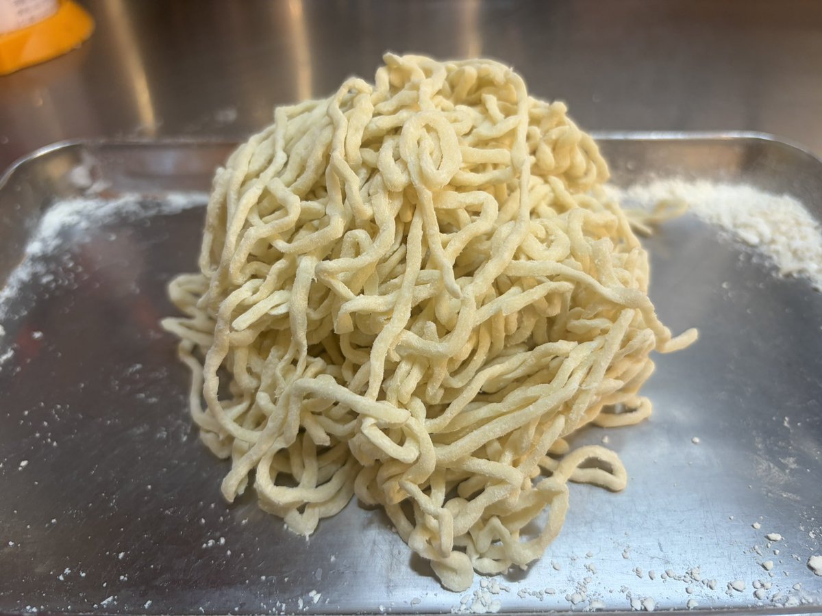 hanare_chan's tweet photo. ランチタイムワンオペの日は、いつも以上に準備万端、気合い入れて臨んでいるのですが、あまりにも万端すぎて逆に時間を持て余したので、久しぶりに揉んでみました。
わたしの手揉み麺、美味しすぎんだよなあ
（手揉みはまじ個性が出る） https://t.co/adfOGySbwC