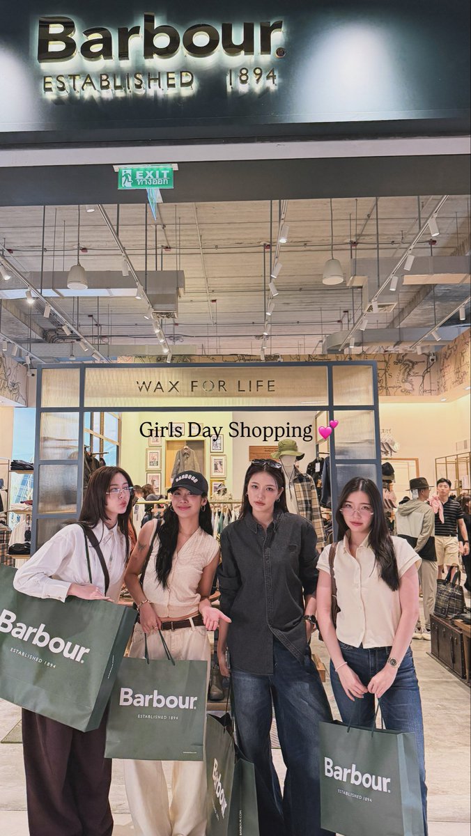 firssstt's tweet photo. Girls Day Shopping 💕🙋🏻‍♀️

#MieAya #MyChan https://t.co/wvYLasaSnu