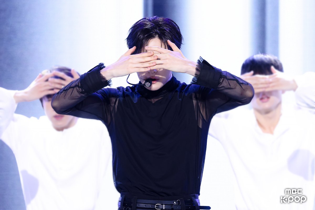 MBC_entertain's tweet photo. 미모 정보? 황민현 얼굴이요...

사진만 봐도 부끄러워서
나 얼굴이 막 빨개지네🍑

📷 ☞ https://t.co/AWg4u55XWf

261010 #쇼음악중심 #음중 #HWANGMINHYUN #황민현 #OUR @MINHYUN_PLEDIS https://t.co/Qjo1ZQtFm4