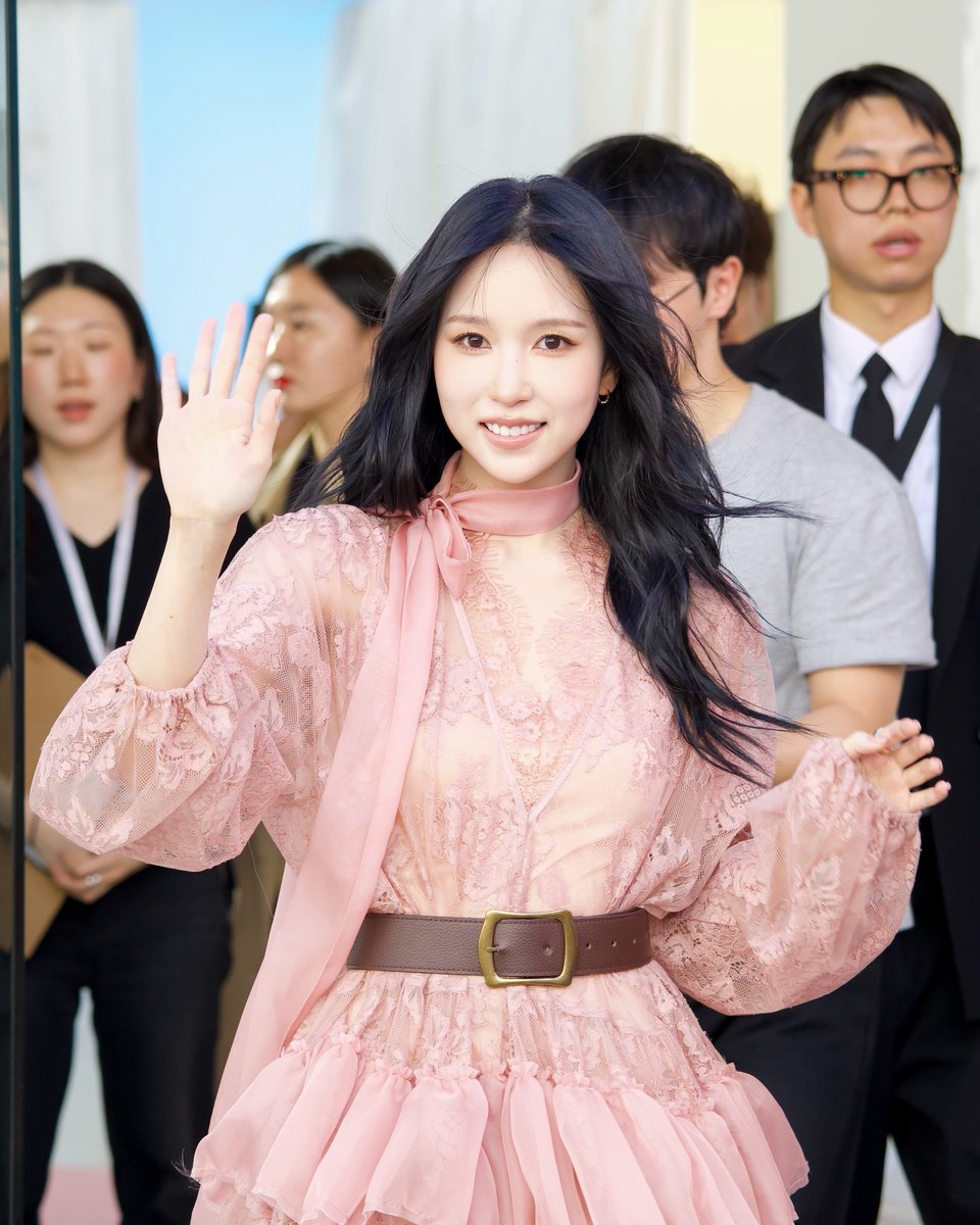 MinaMyouiBase's tweet photo. MINA you're so elegant and stunning in this Pink dress with your lovely Face card https://t.co/ePRmjMNYf2