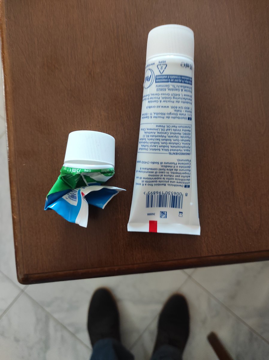 MaccMacchia's tweet photo. ...raga' ma capita solo a me  l'illusione che ad un nuovo dentifricio, debba corrispondere un nuovo inizio di freschezza, ( ovviamente alitosi permettendo) https://t.co/jSRb7L0nxI