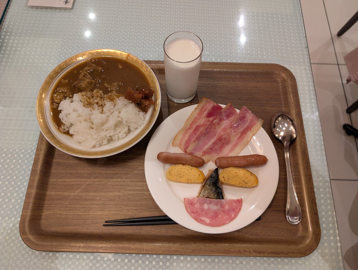 kurofuku's tweet photo. 昨夜も飲み過ぎたので薬膳投入♫
#朝食
#朝食バイキング
#出張中
#宇都宮市
#ベーコン
#ウインナー
#玉子焼
#焼鯖
#ハム
#牛すじカレー
#飲んた翌日は絶対カレー
#カレーは薬膳料理
#朝はやっぱり牛乳
#顔朝飯 https://t.co/bAXphzht1B