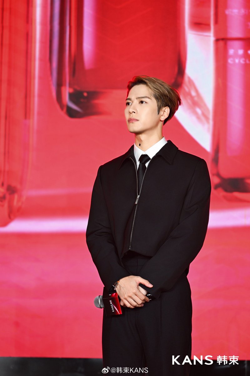 JacksonWGlobal's tweet photo. [WEIBO] 261014 KANS

📸 Jackson Wang at KANS Red Series 3rd Gen product launch ceremony

#JacksonWang #王嘉尔 #잭슨 #TEAMWANG @JacksonWang852 https://t.co/iXdUAI9qxW