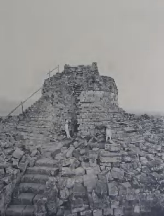 motherlander's tweet photo. Di puncak stupa induk Borobudur juga pernah dibangun shelter untuk gardu pandang dan tempat para Meneer Belanda serta pelancong kolonial menikmati kopi dan pemandangan alam sekitar.

Masa antara pembukaan candi dan pemugaran Theodoor van Erp merupakan masa yang buruk bagi konservasi material Borobudur. Pada masa tersebut dilakukan berbagai observasi dan dokumentasi yang sebagian diantaranya menyebabkan kerusakan. 

Stupa induk pernah dibongkar untuk mengetahui benda penting yang mungkin ada di dalamnya, meskipun kemudian yang ditemukan justru arca yang kurang sempurna (masyarakat lokal menyebut Mbah Belet).