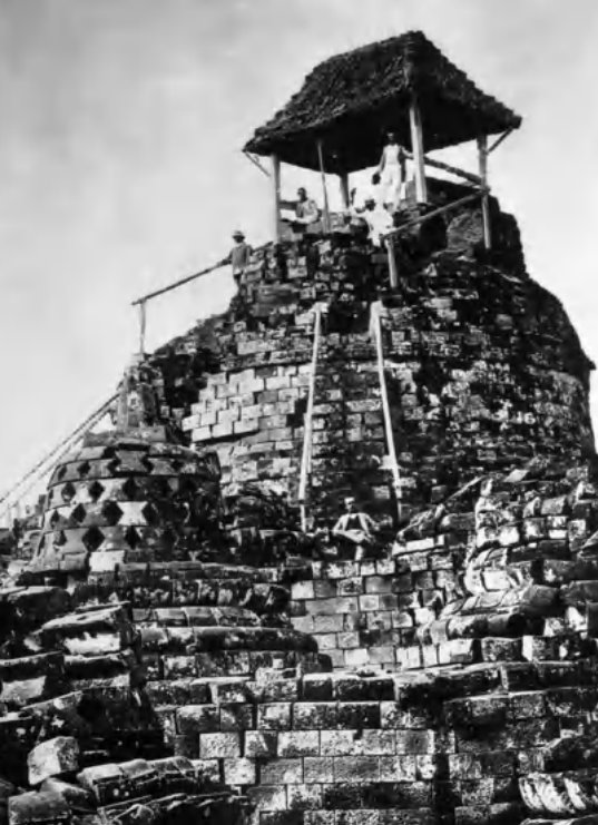 motherlander's tweet photo. Di puncak stupa induk Borobudur juga pernah dibangun shelter untuk gardu pandang dan tempat para Meneer Belanda serta pelancong kolonial menikmati kopi dan pemandangan alam sekitar.

Masa antara pembukaan candi dan pemugaran Theodoor van Erp merupakan masa yang buruk bagi konservasi material Borobudur. Pada masa tersebut dilakukan berbagai observasi dan dokumentasi yang sebagian diantaranya menyebabkan kerusakan. 

Stupa induk pernah dibongkar untuk mengetahui benda penting yang mungkin ada di dalamnya, meskipun kemudian yang ditemukan justru arca yang kurang sempurna (masyarakat lokal menyebut Mbah Belet).