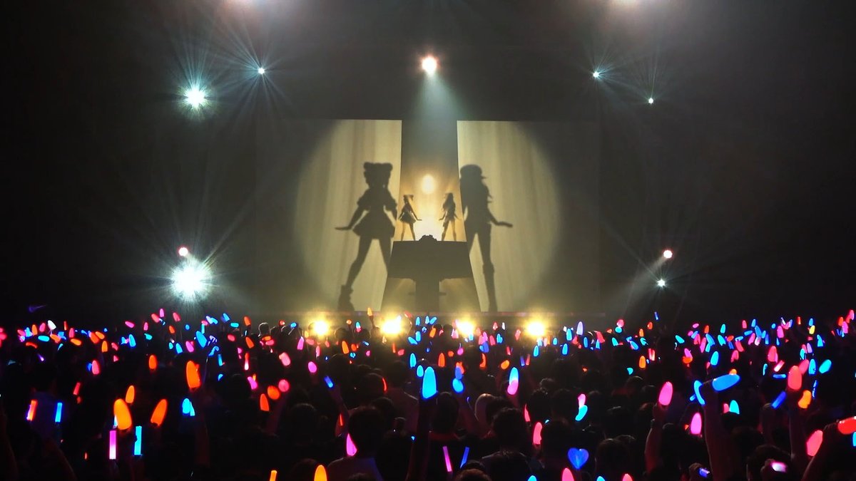panoravr's tweet photo. HIMEHINAライブ演出・Gohgoインタビュー（後編）　「VTuberのキャラクターはどこまで生き続けるのか」
https://t.co/zLPgu5CWNx

#ヒメヒナワールドツアーファイナル

前編（https://t.co/7ep5SjiDMx）に続いて、Gohgo氏のライブ制作、作詞法、創作論などを存分に語っていただきました🎤

2027年7月の武道館公演がますます楽しみになります✨

Gohgo　キズナアイさんの2016年12月デビューから、VTuber業界ももう10年を迎えますが、時間軸的な意味でまだ誰も直面してない問題があるなとは思っていて。

──と言われると？

Gohgo　VTuberのキャラクターはどこまで生き続けるのかという話です。あと10年から20年後ぐらいに問題になっていくと思うのですが、「魂」の老化とともに、引退するのか、屋号として継いでいくのか、そこがまだ未知数だなと思っています。

──感覚的に屋号は継げないと思います。だから引退するしかないのでは……。

Gohgo　未来の人々がどちらを望むかという話だと思います。キャラクターとしては完結して、プロジェクトをクローズして息を引き取ることを望むのか。でも、AIやクローンなどの医療技術が進化して、亡くなった人にもう一度会える方向に世の中が発展していくかもしれない。

そうなったときに、命の終わりという概念自体が変わっていて、死者が別の形で継がれていくことが当たり前の社会になっている可能性すらある。そしてそれは漏れなくキャラクターにも適用されるかもしれない。20年後の常識や感覚が変わったその世界で、VTuberの終わりはどう判断されるんだろうというのは、実は考える部分ではあります。この未来は想像に易くはないですね。