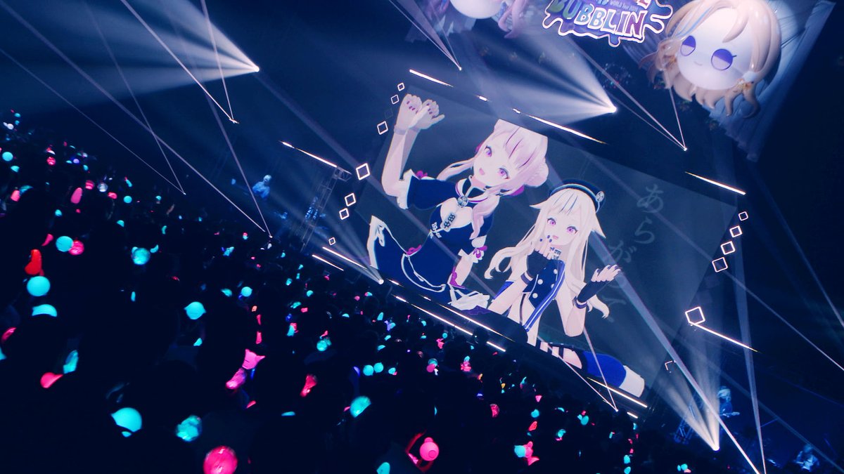 panoravr's tweet photo. HIMEHINAライブ演出・Gohgoインタビュー（後編）　「VTuberのキャラクターはどこまで生き続けるのか」
https://t.co/zLPgu5CWNx

#ヒメヒナワールドツアーファイナル

前編（https://t.co/7ep5SjiDMx）に続いて、Gohgo氏のライブ制作、作詞法、創作論などを存分に語っていただきました🎤

2027年7月の武道館公演がますます楽しみになります✨

Gohgo　キズナアイさんの2016年12月デビューから、VTuber業界ももう10年を迎えますが、時間軸的な意味でまだ誰も直面してない問題があるなとは思っていて。

──と言われると？

Gohgo　VTuberのキャラクターはどこまで生き続けるのかという話です。あと10年から20年後ぐらいに問題になっていくと思うのですが、「魂」の老化とともに、引退するのか、屋号として継いでいくのか、そこがまだ未知数だなと思っています。

──感覚的に屋号は継げないと思います。だから引退するしかないのでは……。

Gohgo　未来の人々がどちらを望むかという話だと思います。キャラクターとしては完結して、プロジェクトをクローズして息を引き取ることを望むのか。でも、AIやクローンなどの医療技術が進化して、亡くなった人にもう一度会える方向に世の中が発展していくかもしれない。

そうなったときに、命の終わりという概念自体が変わっていて、死者が別の形で継がれていくことが当たり前の社会になっている可能性すらある。そしてそれは漏れなくキャラクターにも適用されるかもしれない。20年後の常識や感覚が変わったその世界で、VTuberの終わりはどう判断されるんだろうというのは、実は考える部分ではあります。この未来は想像に易くはないですね。