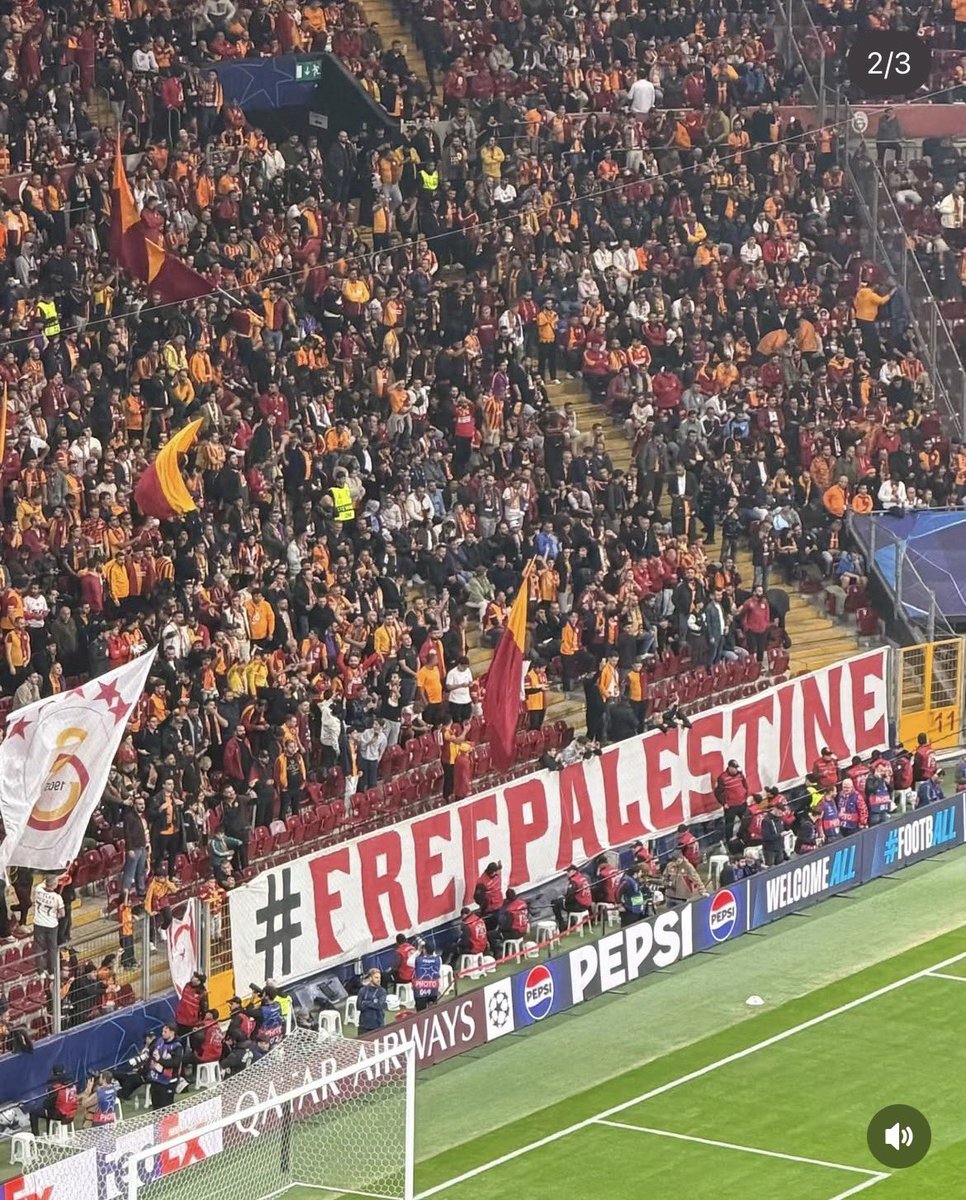RPolitikFC's tweet photo. 🇹🇷🇵🇸 "La humanidad perdió la conciencia en Gaza".

Aprovechando la visita del FC Barcelona para su último partido de la #UCL, el Galatasaray ha vuelto a protestar contra el genocidio de Gaza. https://t.co/eyZg3B23Of