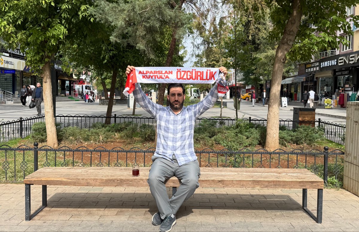 ozdemirkemal562's tweet photo. Yıl 2022-2026 aynı yerdeyiz.
#GönüllerBirOlsun

Yıllar değişir, zaman değişir ortam değişir, yöneticiler değişir işler güçler değişir
AMMA DAVA DEĞIŞMEZ.
Çünkü bu dava  (La ilahe illallah) yeryüzünün en eski en haklı ve en şerefli davasıdır.
Başka davalar peşinden gitmeyin. https://t.co/TwklEfYtyl
