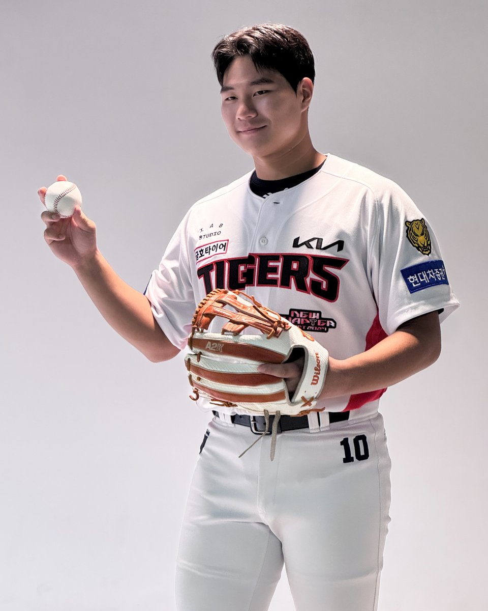 DUGOUTMAGAZINE's tweet photo. ⭐️경축⭐️ 경남고 이호민, 1라운더 신인호랑이 되다🎉

BAD로 일찌감치 신인 릴스계를 사로잡더니, 루키데이에 앵콜 공연까지 펼친 끼쟁이 신인 '호산' 이호민🤭
지난 <더그아웃 매거진> 출연 이후 실책이 하나도 없었다는 반가운 비하인드부터,
확신의 S등급으로 성장한 그의 2026년 스토리까지 다가올 187호에서 만나보세요‼️

***

💌 187호(26년 11월 호) 예약 판매

2026. 10. 16. (금) 12:00 OPEN
대단한미디어 네이버 스마트스토어

***

#더그아웃매거진 #187호
#경남고등학교 #KIA타이거즈 #이호민