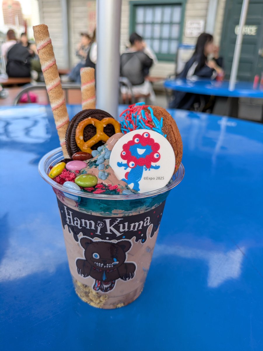 popchinsuki's tweet photo. 今日から発売のミャクミャク＆ハミクマサンデー
チョコソフトクリームメインにミックスベリーのお味と沢山のトッピングでお腹いっぱい😋

#USJファン https://t.co/rVzVe0KQWZ