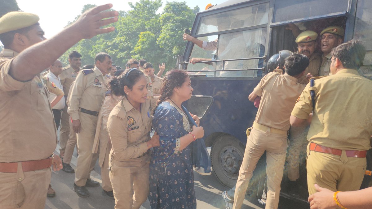 DilChoudhary1's tweet photo. माननीय @myogiadityanath @brajeshpathakup जी!
आप हमारी आवाज़ दबा नहीं सकते, हमारे हौसले तोड़ नहीं सकते!
UP police द्वारा CHO को जबरदस्ती डीटेन करना बहुत निंदनीय है
✅Regularization
✅4800 pay grade लागू करे
#UPCHO #CHOregularize #CHOregularCaddre #chopermanent
@aajtak @ABPNews https://t.co/hHC1xwkG1P