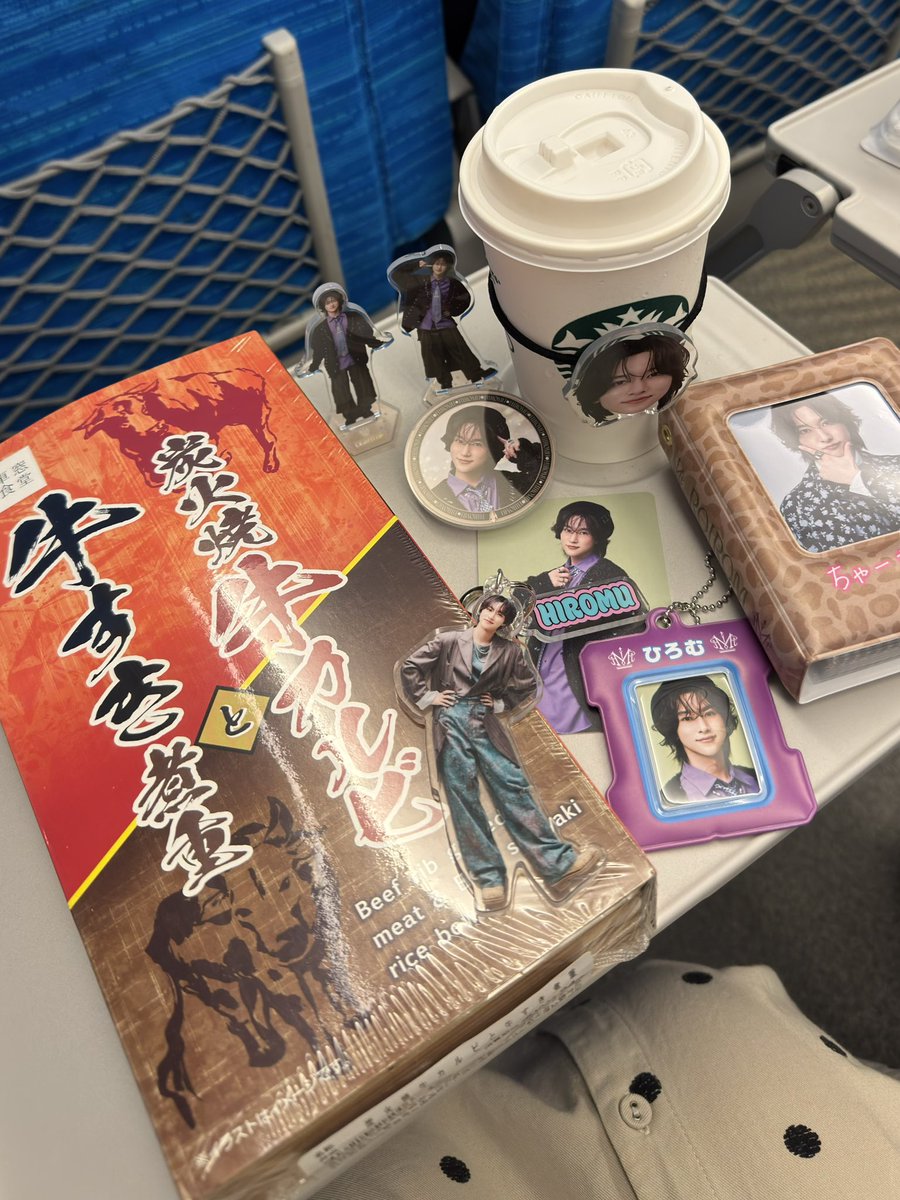 __ROMhiii's tweet photo. 牛カルビと牛すき煮重を愛でながら大阪へ🚄🐙 https://t.co/W8bc1yIND3