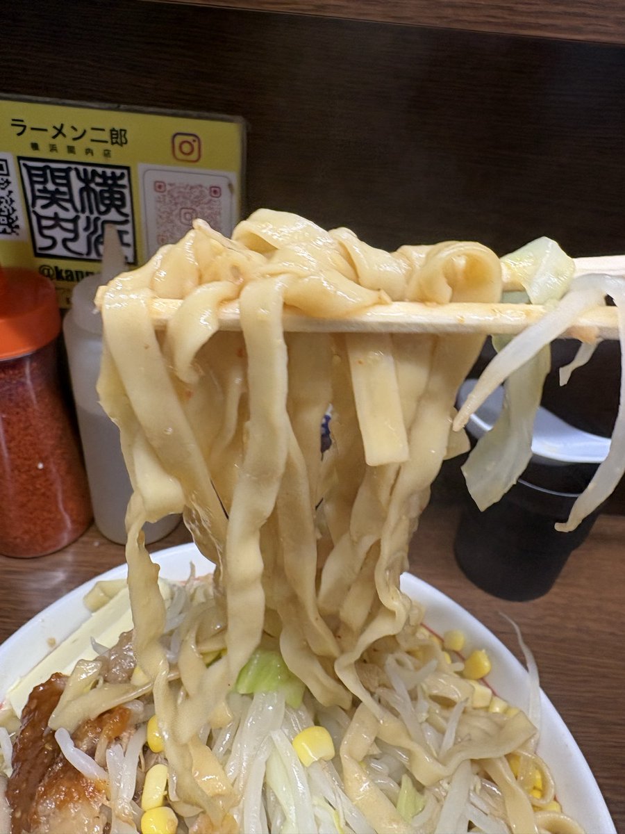 AvMw8kubune's tweet photo. ラーメン二郎 横浜関内店@伊勢佐木長者町
みそラーメンNsYAK+味玉コーンバター。

22周年おめでとうございます㊗️
2年ぶりの参戦😊
甘めの味噌の乳化スープがうまっ‼️
カラメが大正解かな❤️
平直麺はあまり見ないタイプで食べやすく面白い。🥦🥩🌽盛り盛り、🥚がかなりよき。大満足美味しかったです🙏 https://t.co/YmOvGflcRP