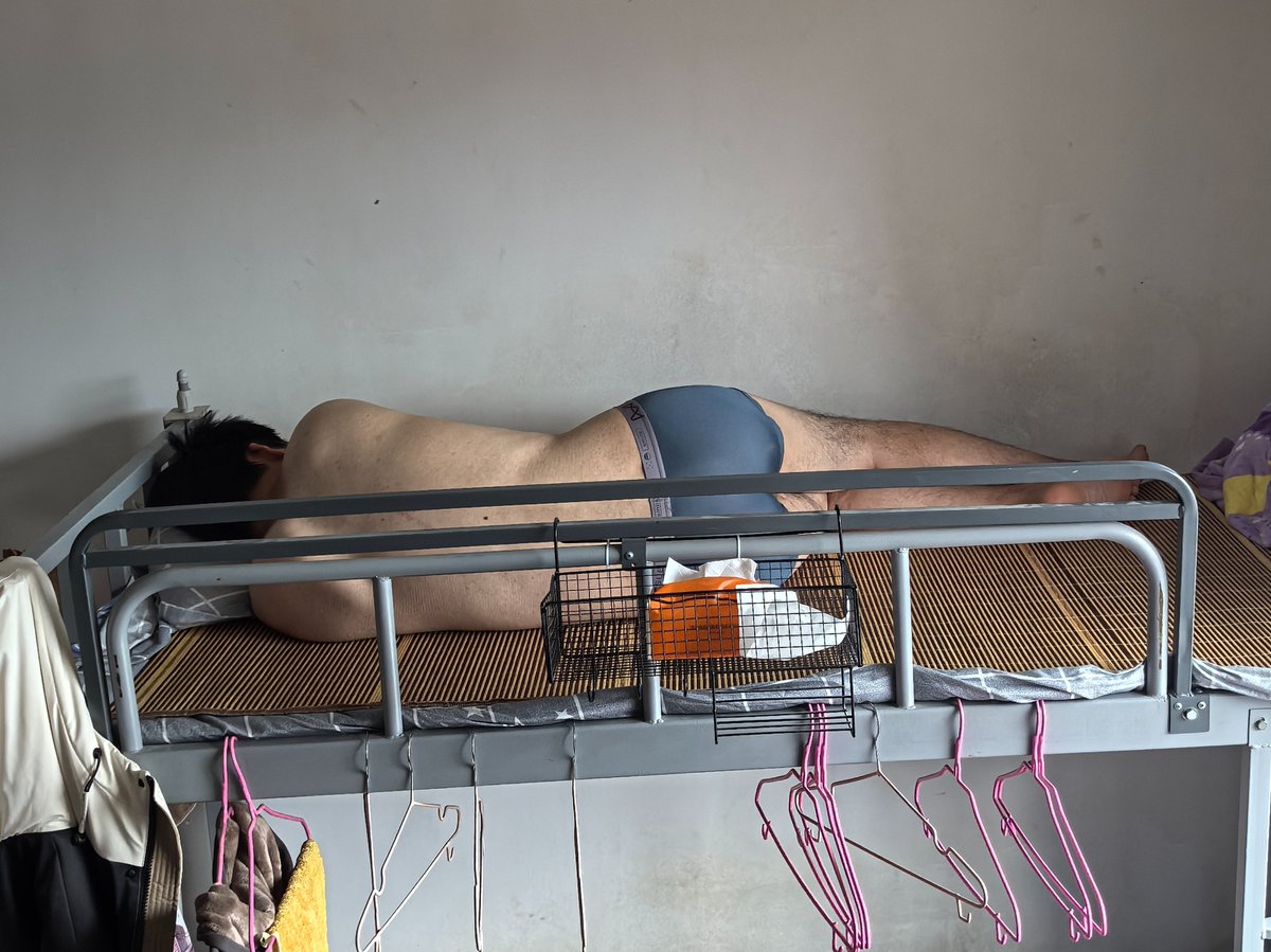 pandaking0122's tweet photo. 偷拍直男室友裸睡与晨勃
#偷拍直男 #直男 #裸睡 #偷摸 https://t.co/HoX3dSdSqk