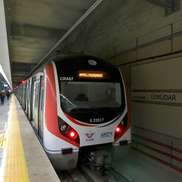 bosunatiklama's tweet photo. Marmaray Üsküdar durağında bir kişi intihar etti. https://t.co/EDKB0eZLiX