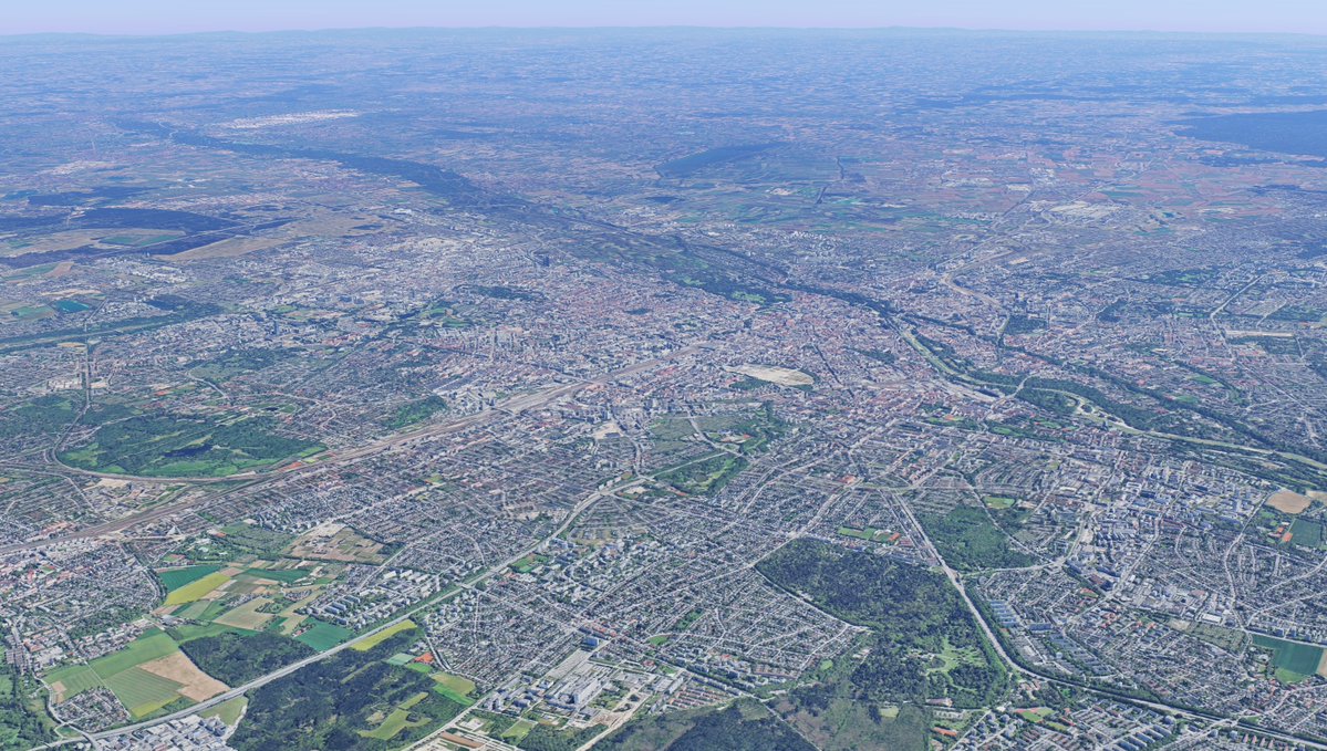 Keyes's tweet photo. Dublin is on track for 3m people. Do we want it to be:

A city with a strong centre accessed by rail, like Munich (on the left...) 

OR...

A city with jobs spread out along highways like Dallas (right)?

Without deliberate planning and investment, we'll end up more like Dallas. https://t.co/Rahiur3G5n