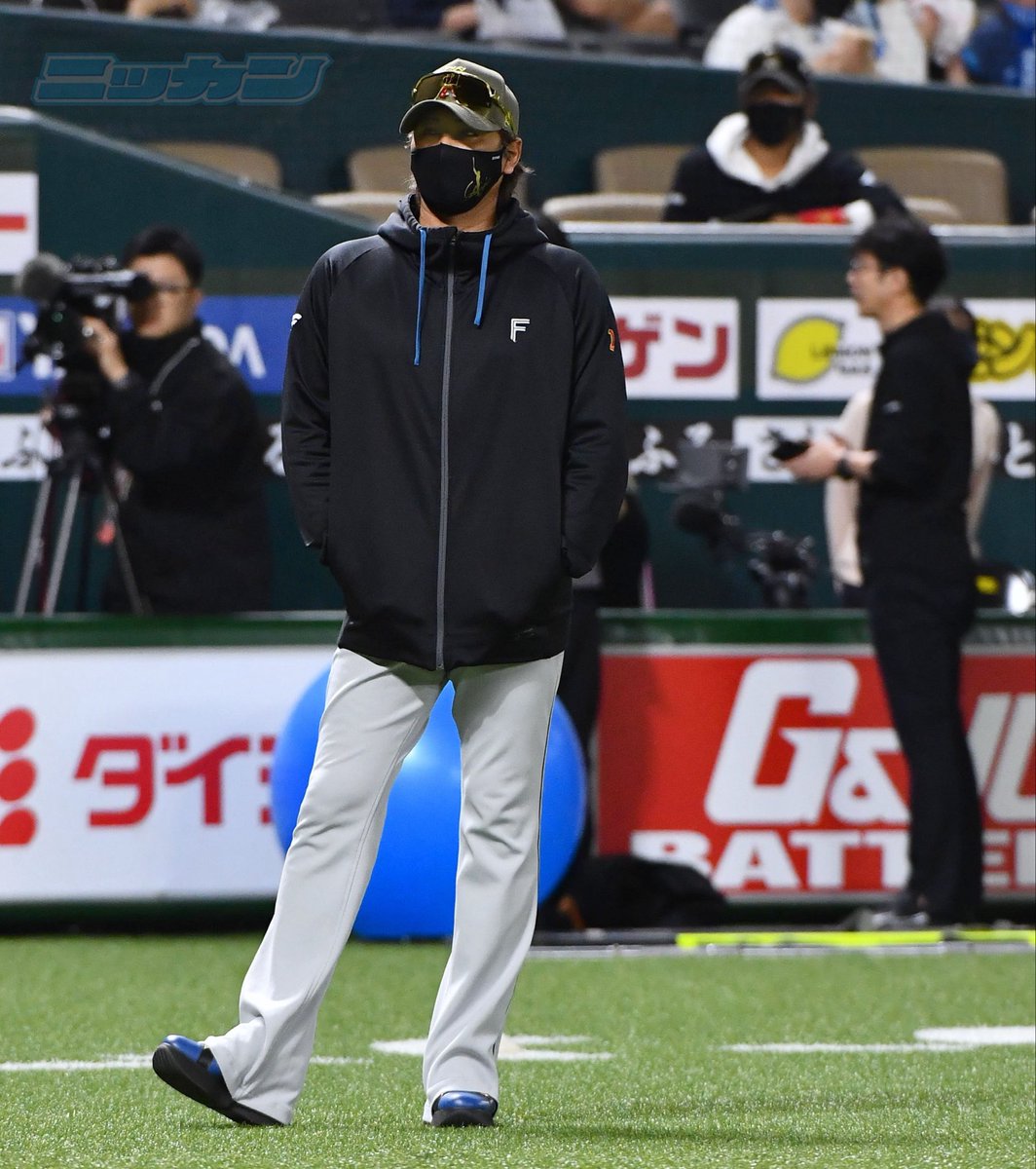 nikkan_fighters's tweet photo. 後ろに #新庄監督 みたいな人が

#ドミれ
#lovefighters https://t.co/neL6OqKzyx