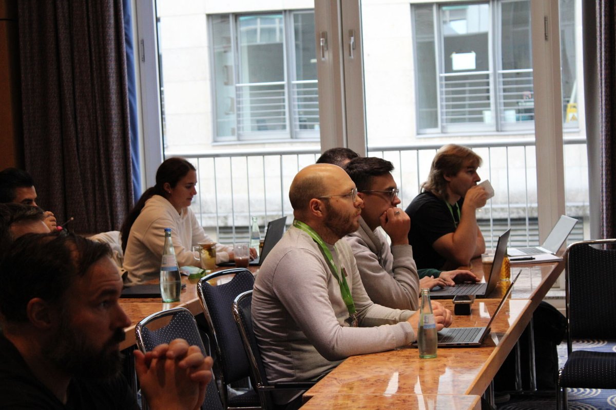 JS_Days's tweet photo. Tag 3 und direkt wieder mittendrin! 🚀

Bei Felix Wunderlich wird gerade ordentlich mit Angular Signals gearbeitet. Besonders spannend: Die Reaktivität hört hier nicht einfach bei der UI auf, sondern zieht sich bis zur API durch.

Wir schauen auf jeden Fall gespannt mit. 👀 https://t.co/p8ZEg7GQfi