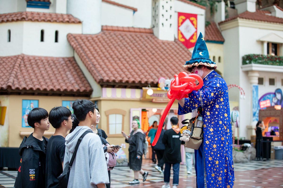 MemeCore_M's tweet photo. Wizard hats, balloon magic, and a very special guest!

You picked up your MAGICORE student ID card, caught a balloon from our wizard, and struck a pose with SATO along the way! 📸

#KBW2026 #MAGICORE #LotteWorldAdventure