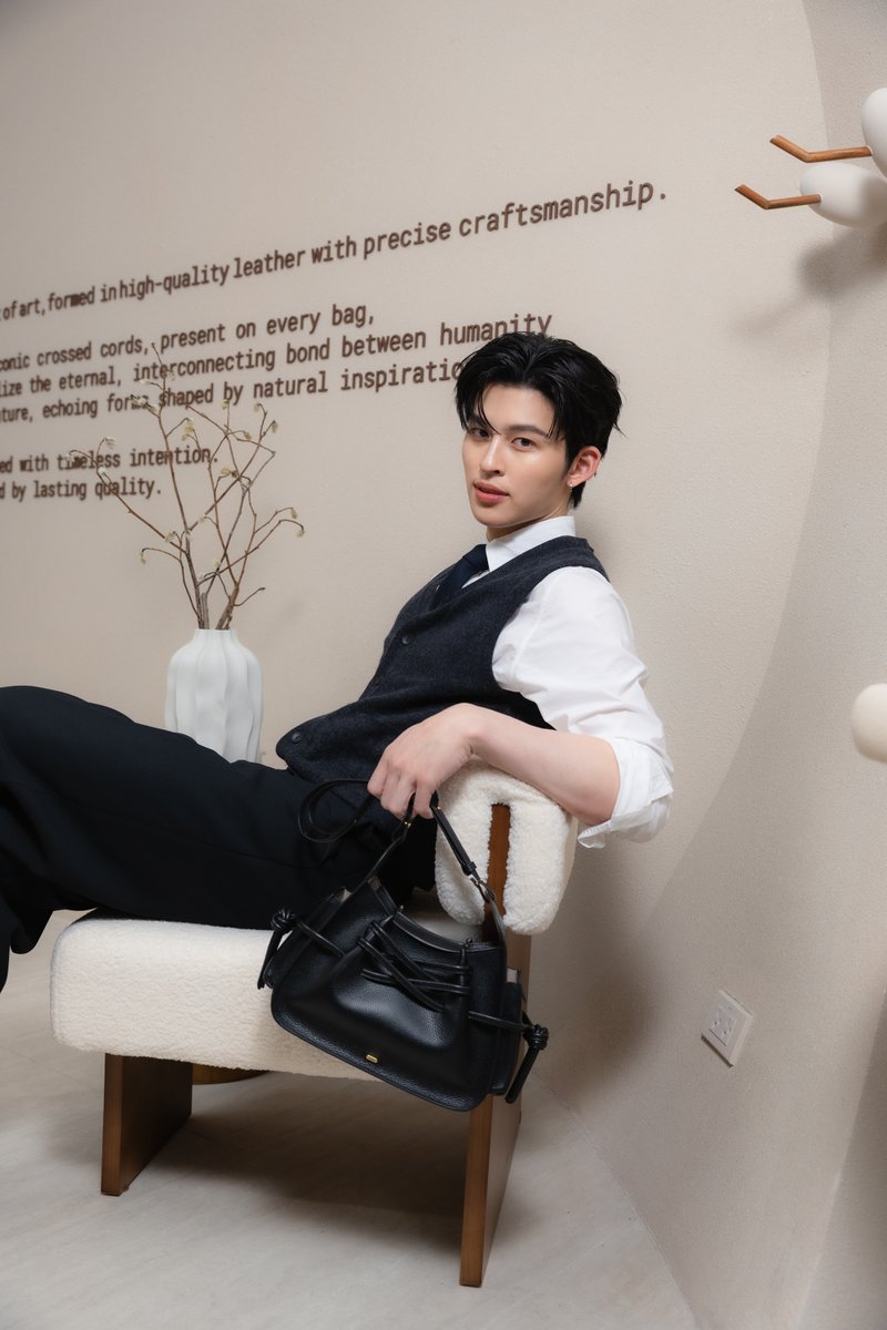 mintmag_th's tweet photo. ทรงคุณธีร์มาก! เสิร์ฟภาพ 'ปอนด์ ณราวิชญ์' เช็คอิน Fundao Flagship Store แห่งใหม่ ณ ICONSIAM ชั้น 4 Zone A ถูกออกแบบให้สร้างประสบการณ์แบบ immersive ตั้งแต่ก้าวแรกที่เข้าสู่ร้าน กับแรงบันดาลใจจากเสน่ห์ของ “ดวงจันทร์”💚

#ppnaravit
#Fundaobag
#Fundaoaticonsiam
#MintNews https://t.co/W9rzYtSvY7