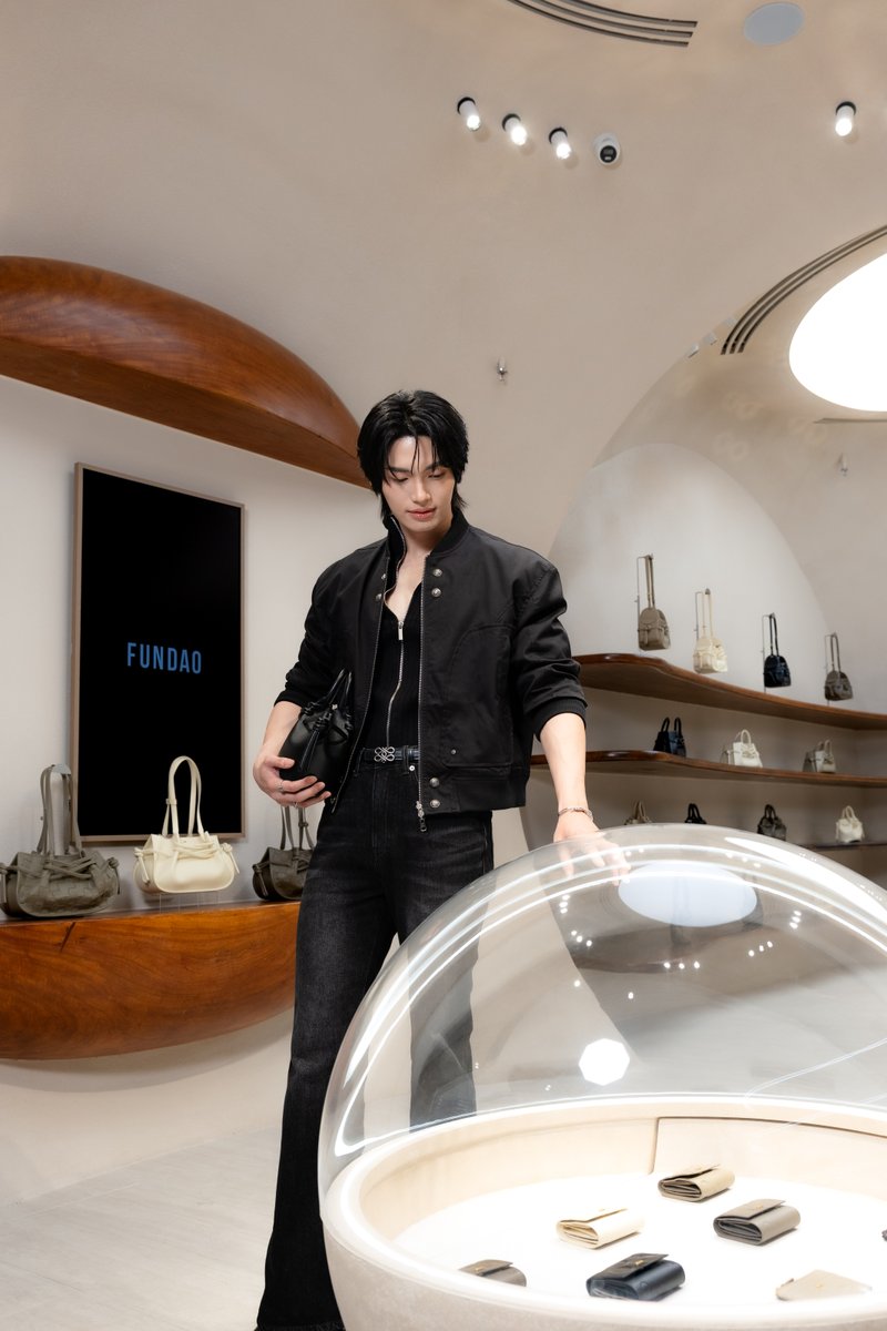 mintmag_th's tweet photo. ใจหนู! ส่งภาพหนุ่ม 'วิน เมธวิน' ร่วมฉลองการเปิด Flagship Store แห่งใหม่ Fundao ณ ICONSIAM ที่ถือเป็นอีกหนึ่งหมุดหมายสำคัญที่สะท้อนวิสัยทัศน์ของแบรนด์ผ่านสถาปัตยกรรมและประสบการณ์ภายในพื้นที่ 💚

#Fundaobag
#Fundaoaticonsiam
#winmetawin
#MintNews https://t.co/GmZhgc6mwD