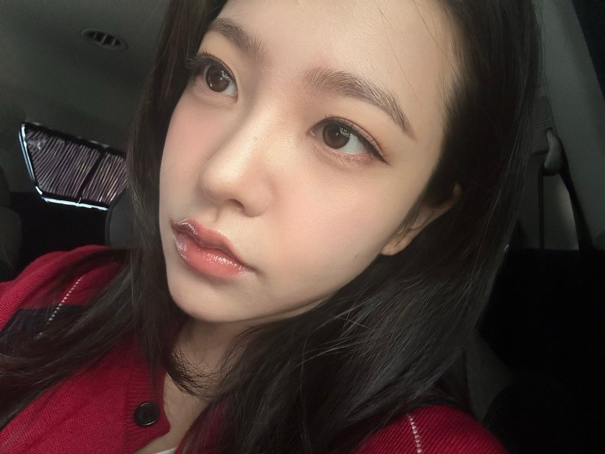 kyrsource's tweet photo. YERIM!! SHE'S SOOOO PRETTY https://t.co/yvJ7ulMyJU