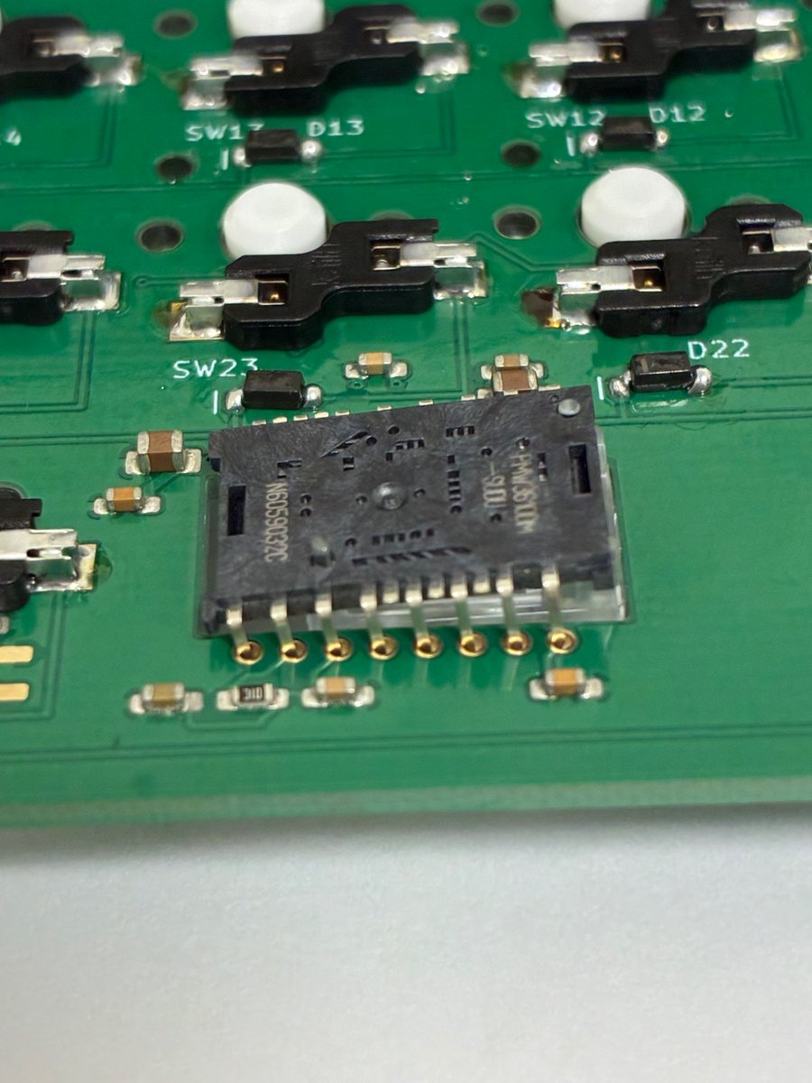 aun_kbd's tweet photo. 穴の位置を表裏で間違える…
自作あるある

#自作キーボード
#分割キーボード https://t.co/p8C9mKwiZ0